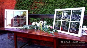 plan stołów stare okno klucze motyw przewodni ślubu i wesela