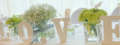 mały napis love na stole pary młodej limonkowy ślub i wesele 7
