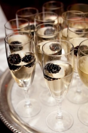 szampan z jeżynami dla gości ślub i wesele