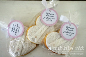 15 ślub wesele peonie motyw przewodni ciasteczka serduszka dla gości2