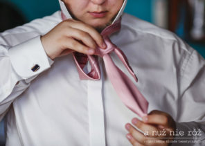 2 różowy krawat ślub peonie motyw przewodni
