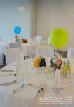 balony koszyk z kwiatami podróże motyw przewodni ślubu i wesela