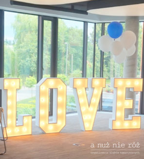 napis LOVE balony podróże motyw przewodni ślubu i wesela