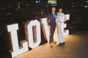 napis LOVE na dachu Warszawa sesja nocna a nuż nie róż