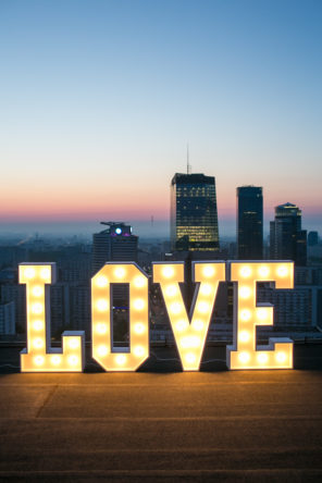 podświetalny napis LOVE Warszawa na dachu a nuż nie róż