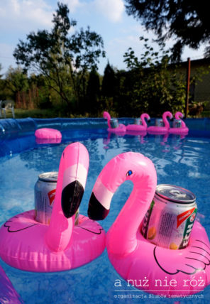 pływające-flamingi-basen-piwo-impreza