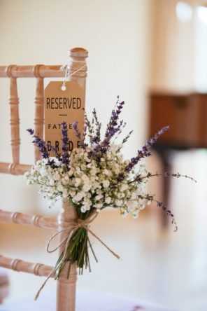 lawendowy-slub-wesele-motyw-dekoracja-krzesel