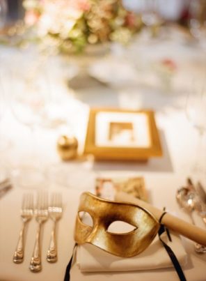 Wenecja motyw przewodni ślubu i wesela maska dekoracja stołu
