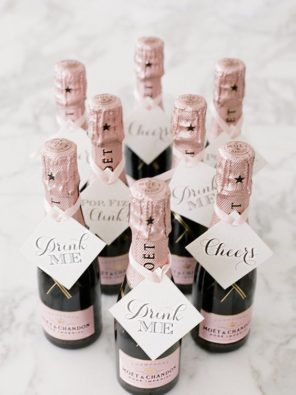 małe szampany dla gości Paryż motyw przewodni