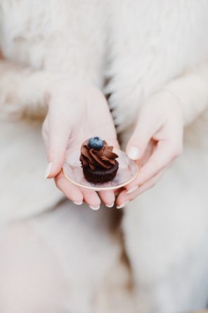 babeczka czekoladowa z jagodą sesja wedcamp