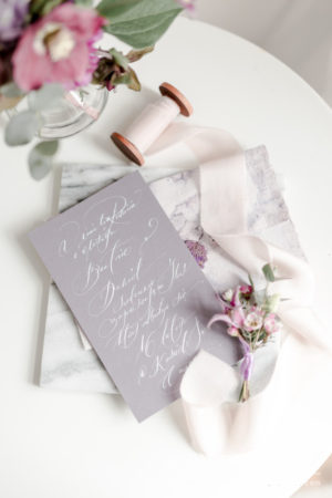fiolet na ślubie i weselu marmur-szary-zaproszenia-slubne-ultraviolet